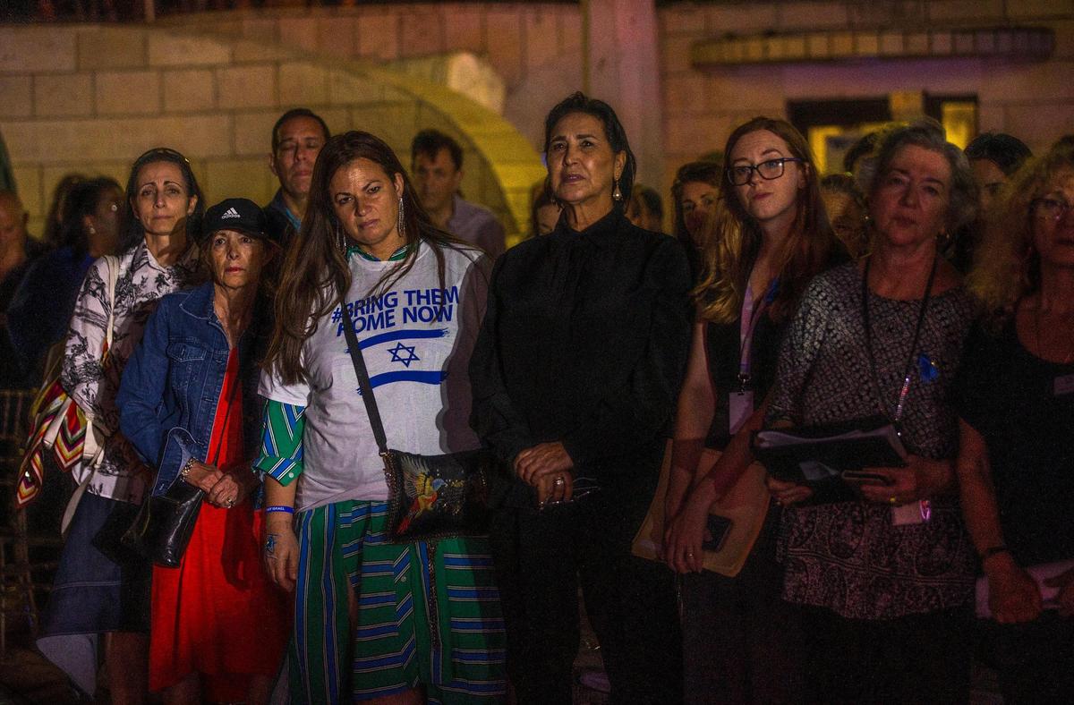 Los asistentes rindieron homenaje a los israelíes que fueron asesinados en los ataques terroristas de Hamas que empezaron el 7 de octubre, cuando la comunidad judía del sur de la Florida conmemoró el 85 aniversario de Kristallnacht, la Noche de los Cristales Rotos, en Holocaust Memorial Miami Beach el domingo 5 de noviembre de 2023.