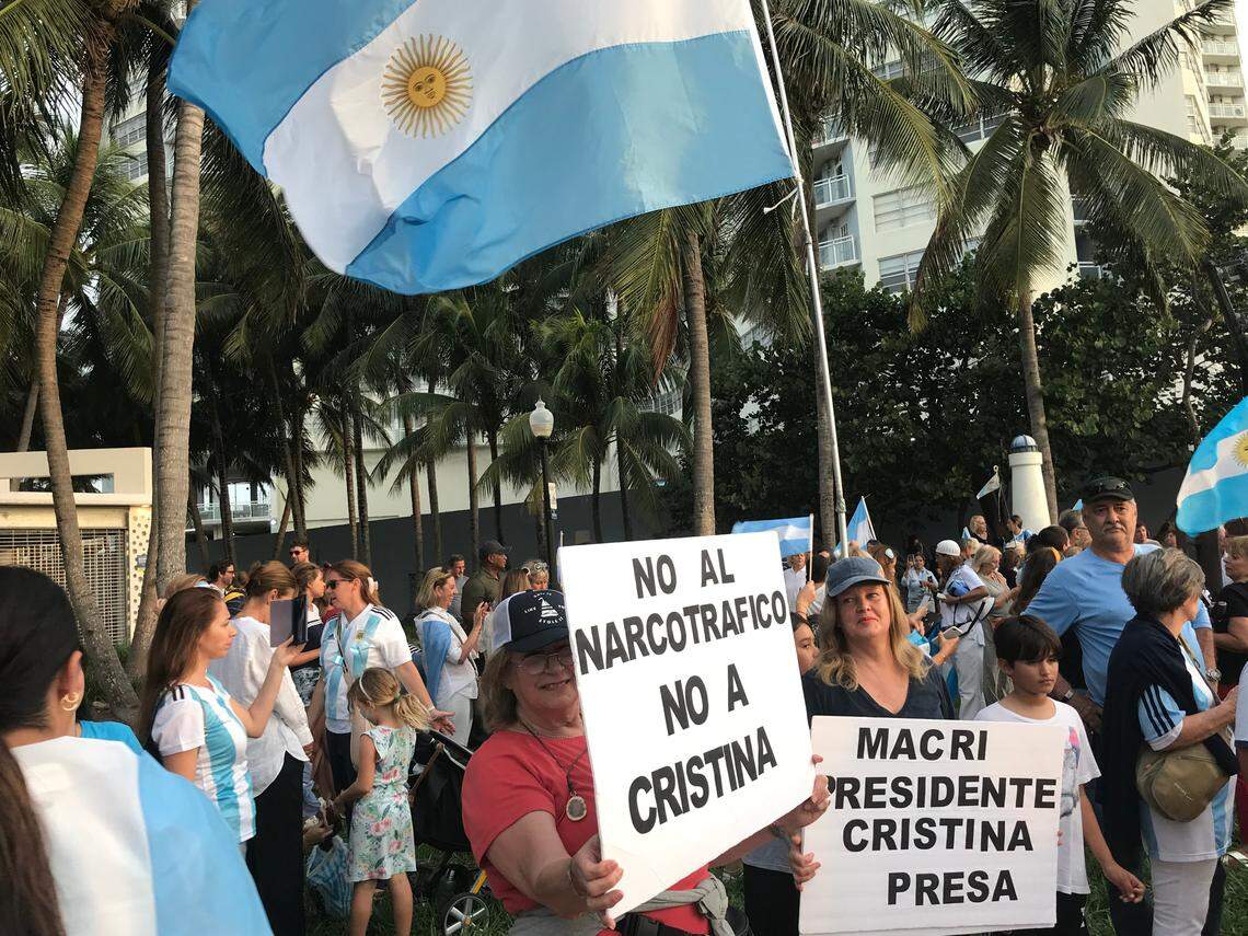 Antes de los comicios presidenciales argentinos del 27 de octubre, partidarios del presidente Mauricio Macri participan en un acto político Miami Beach, Florida.