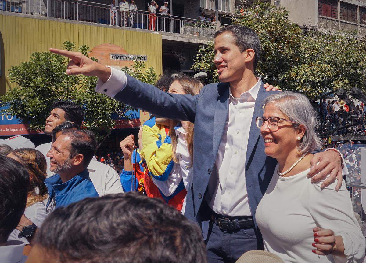 Norka Márquez junto a su hijo, Juan Guaidó, el presidente interino de Venezuela, en un acto en Caracas.