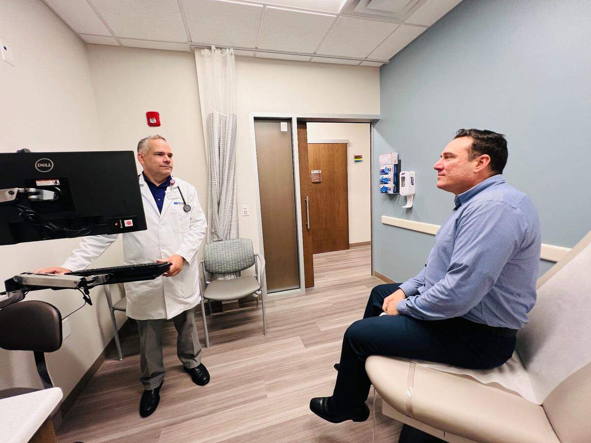 El Dr. Luis Santana López atiende a Dalier Rodríguez para su examen físico anual en el nuevo local de Memorial Primary Care Palms Springs North, justo al norte de Hialeah y Miami Lakes.