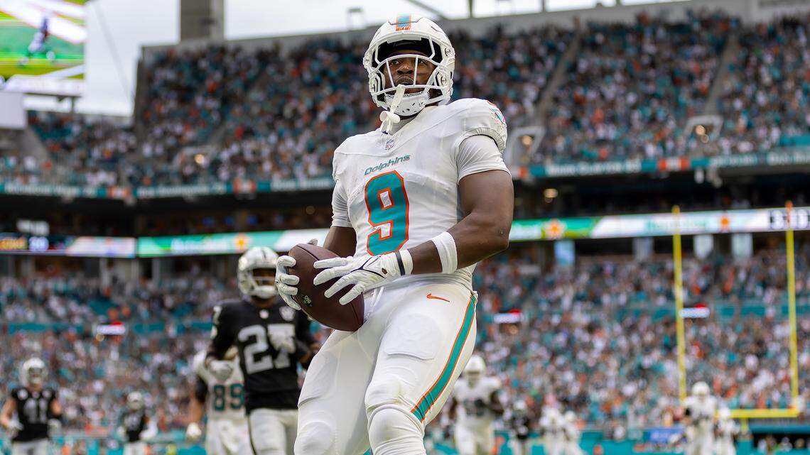 Miami Dolphins tight end Jonnu Smith (9) runs for a touchdown in the second half of their NFL game against the Las Vegas Raiders at Hard Rock Stadium on Sunday, Nov. 17, 2024, in Miami Gardens, Fla