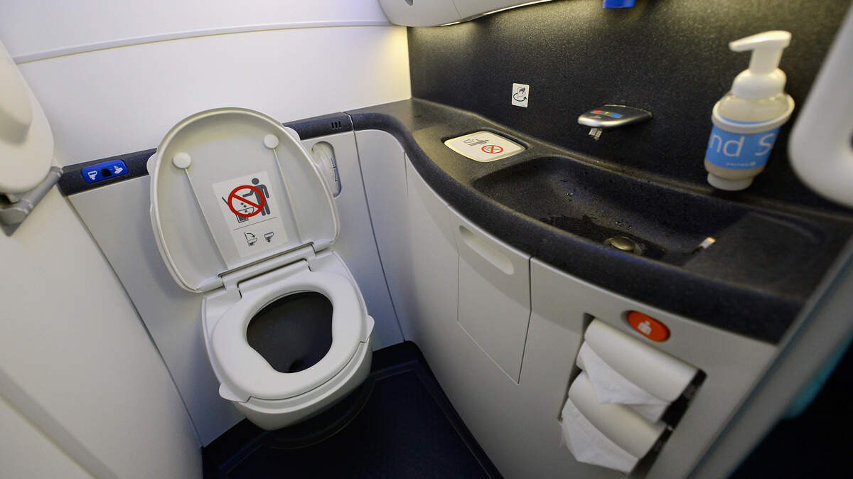 airplane bathroom etiquette