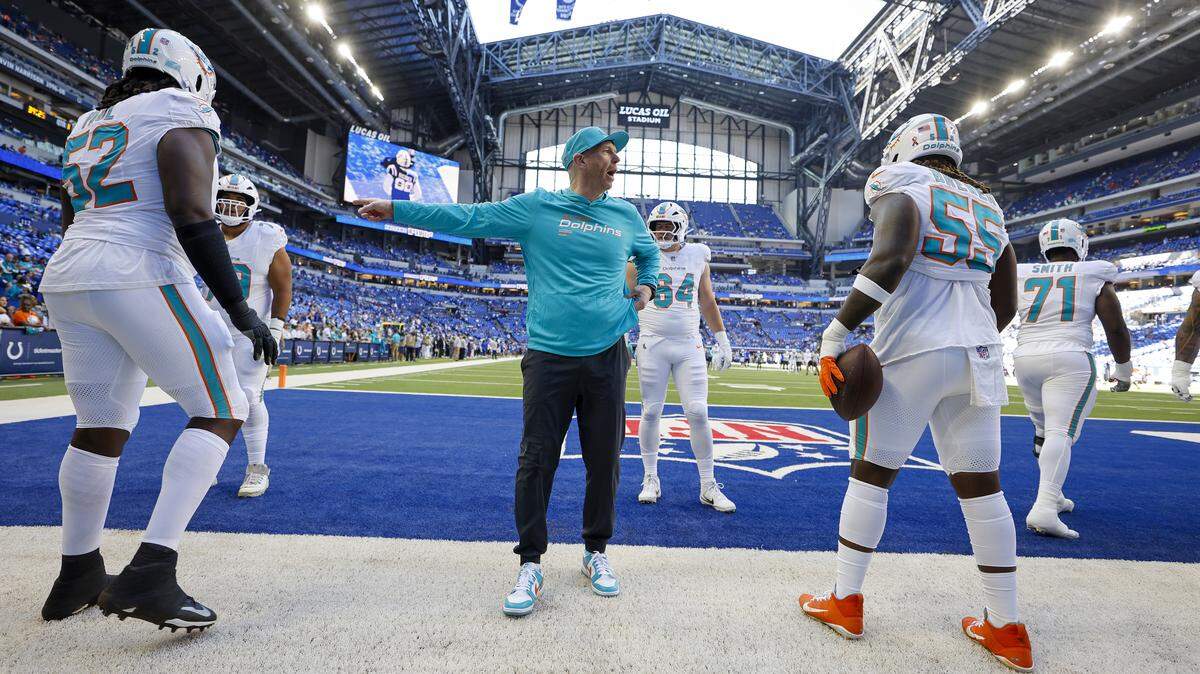 Miami Dolphins offensive line coach Butch Barry works with offensive tackle Patrick Paul (52) and guard Aaron Brewer (55) before a game against the Indianapolis Colts at Lucas Oil Stadium on Sunday, Sept. 7, 2025, in Indianapolis.