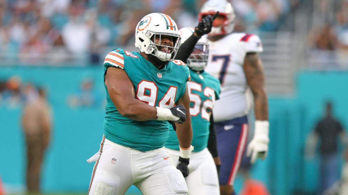 Miami Dolphins defensive end Christian Wilkins (94) reacts after a play during the first quarter of an NFL football game against the New England Patriots at Hard Rock Stadium on Sunday, January 9, 2022 in Miami Gardens, Florida. (David Santiago Photo / Miami Herald)