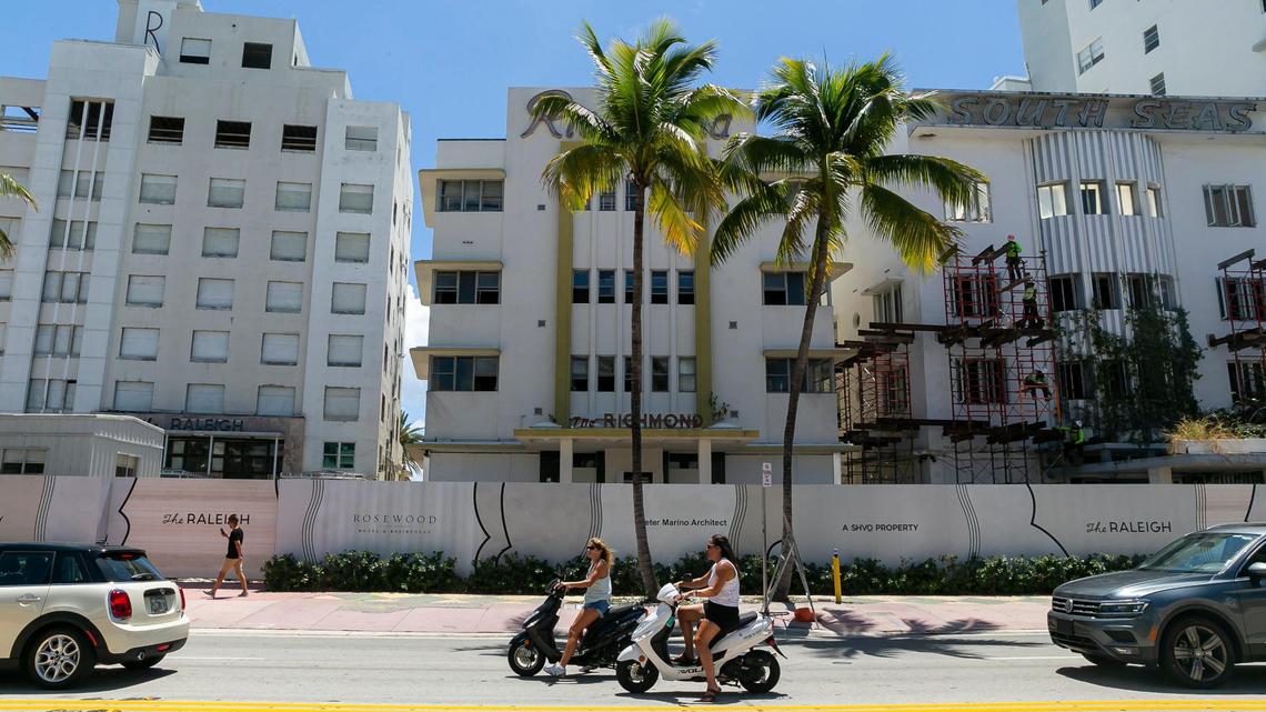 Motociclistas pasan por el Raleigh, el Richmond Hotel y el South Seas Hotel, cerca de Collins Avenue y 18 Street, el 29 de julio de 2022 en Miami Beach. Los hoteles los están revitalizados en un proyecto de reurbanización de $750 millones.