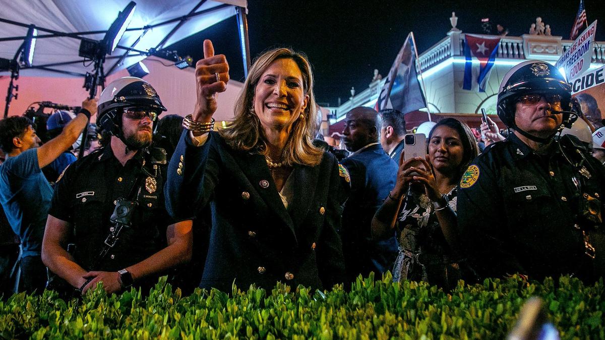 La congresista republicana de Miami, María Elvira Salazar, saluda a los manifestantes que se reunieron en el restaurante Versailles para escuchar un foro republicano sobre Cuba, el miércoles 22 de julio de 2021. El evento fue transmitido por Fox News.