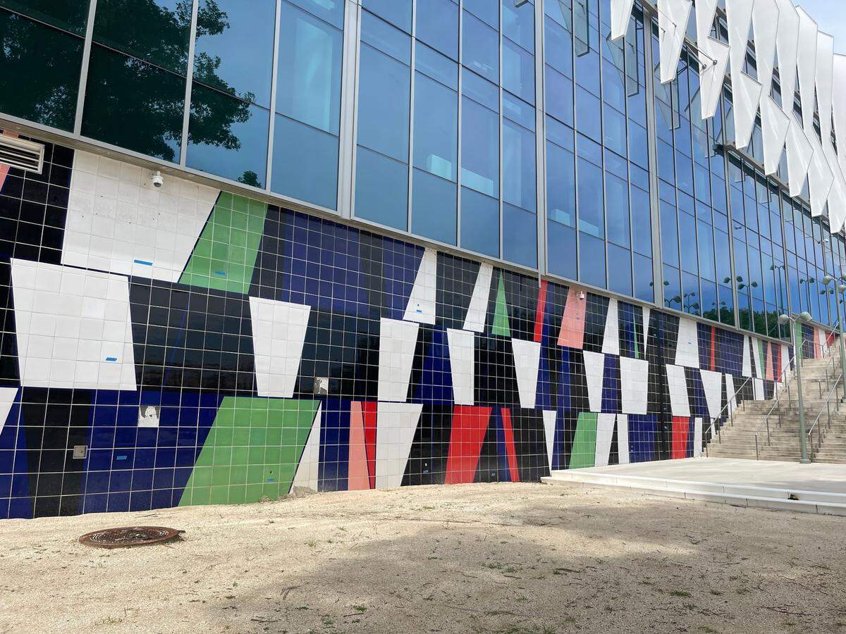 "Morris Lapidus" en el Centro de Convenciones de Miami Beach. La ciudad de Miami Beach  demandó a la artista Sarah Morris y a los contratistas que ella seleccionó tras la caída de azulejos de la obra de arte.