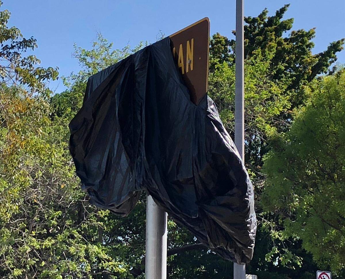 Una bolsa de plástico cubre lo que parece ser el letrero de Tubman Highway (autopista Tubman), en la intersección entre U.S. 1 y I-95 en Miami.