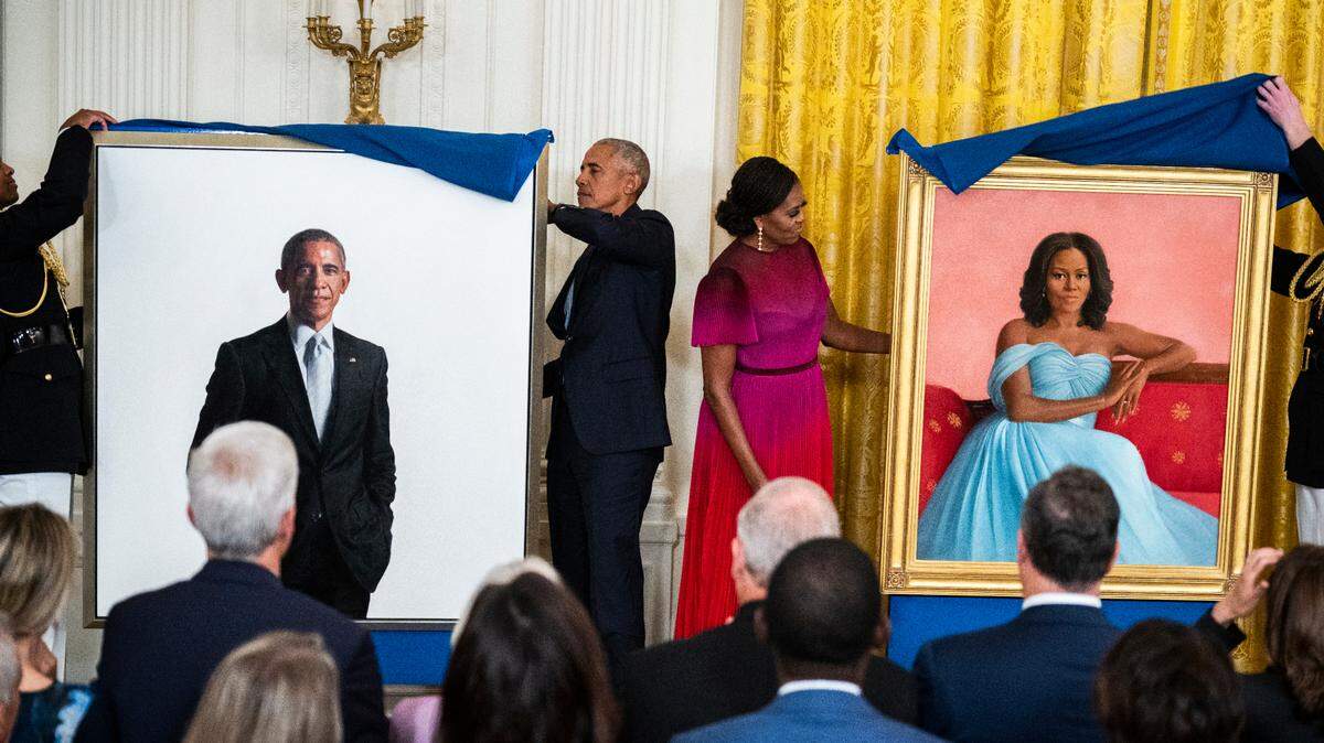 El ex presidente Barack Obama y la ex primera dama Michelle Obama revelan sus retratos oficiales de la Casa Blanca durante una ceremonia de inauguración en el Salón Este de la Casa Blanca el miércoles 7 de septiembre de 2022. (Tom Williams/CQ Roll Call vía AP Images)