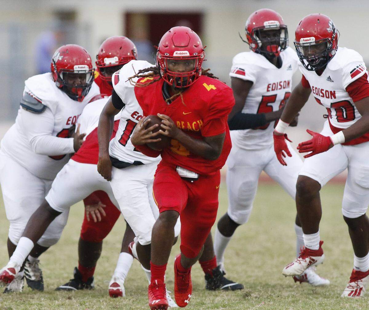 Deerfield Beach running back Jaziun Patterson (4) runs for a touchdown against Miami Edison during high school football opener on Friday, August 27, 2021 at Deerfield Beach HS in Deerfield Beach