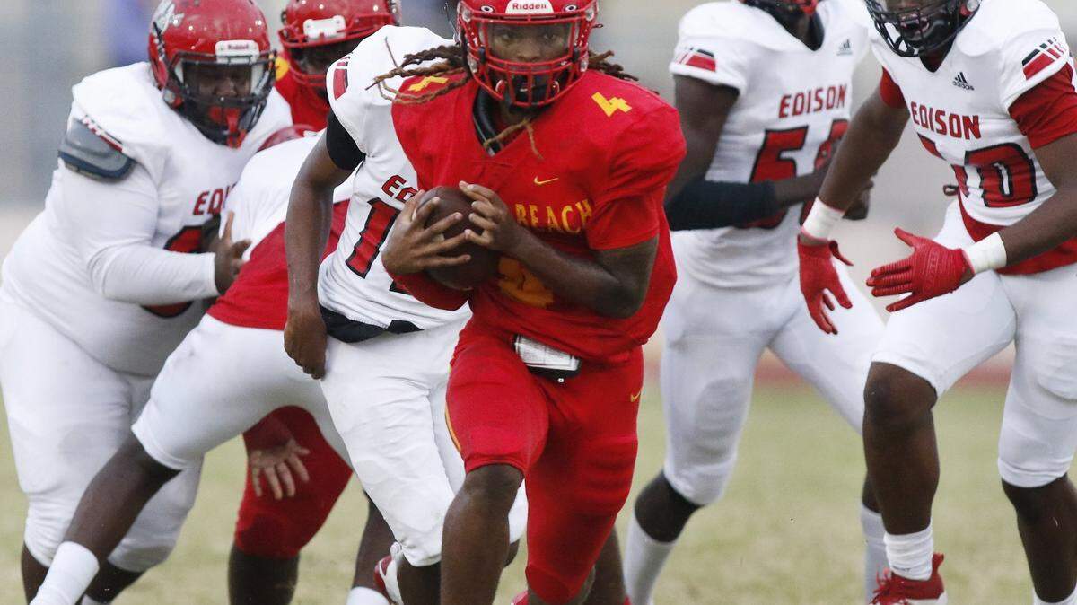 Deerfield Beach running back Jaziun Patterson (4) runs for a touchdown against Miami Edison during high school football opener on Friday, August 27, 2021 at Deerfield Beach HS in Deerfield Beach