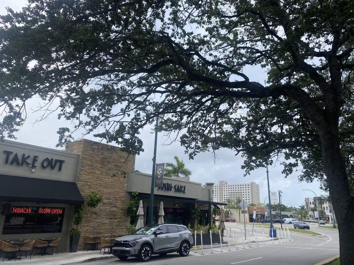 Westward Drive is the most important commercial artery in Miami Springs, home to small businesses such as shops, restaurants, medical and dental offices, and gyms.
