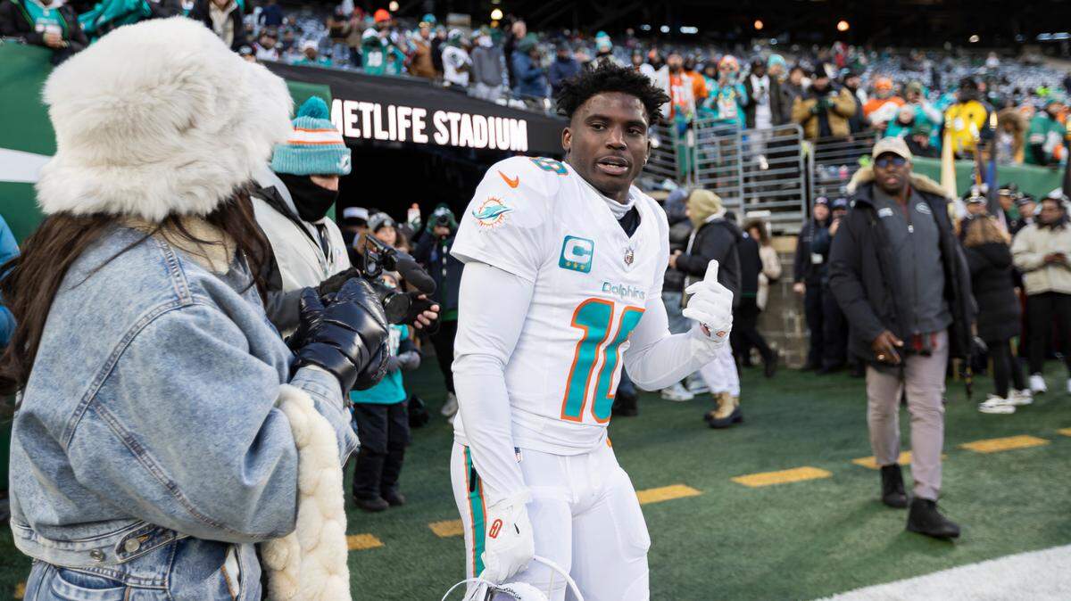 Miami Dolphins wide receiver Tyreek Hill (10) talks with his wife, Keeta Vaccaro, before the start of his NFL game against the New York Jets at MetLife Stadium on Sunday, Jan. 5, 2025, in East Rutherford, N.J.