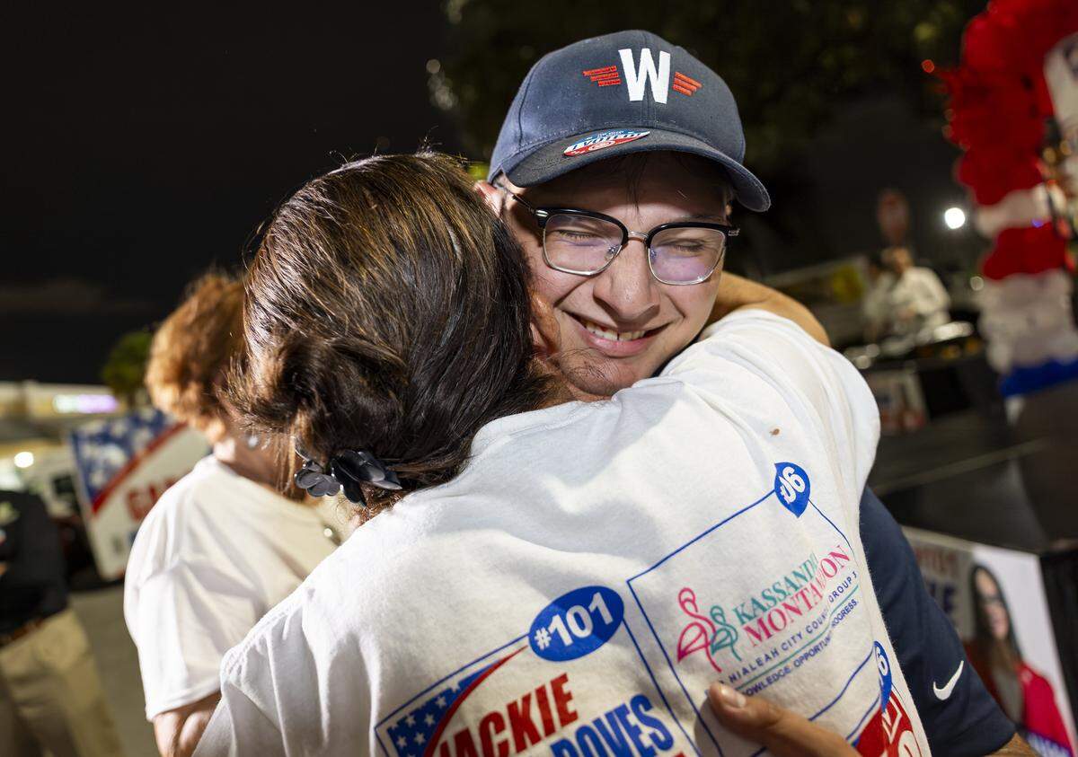 El candidato al Conecjo Municipal de Hialeah, William “Willy” Marrero, abraza a un simpatizante tras enterarse de que pasó a la segunda vuelta electoral durante la fiesta de seguimiento de resultados electorales de la alcaldesa interina Jacqueline García-Roves en su sede de campaña el martes 4 de noviembre de 2025 en Hialeah, Florida. García-Roves, quien se postulaba para alcaldesa, perdió su candidatura ante el ex concejal Bryan Calvo.