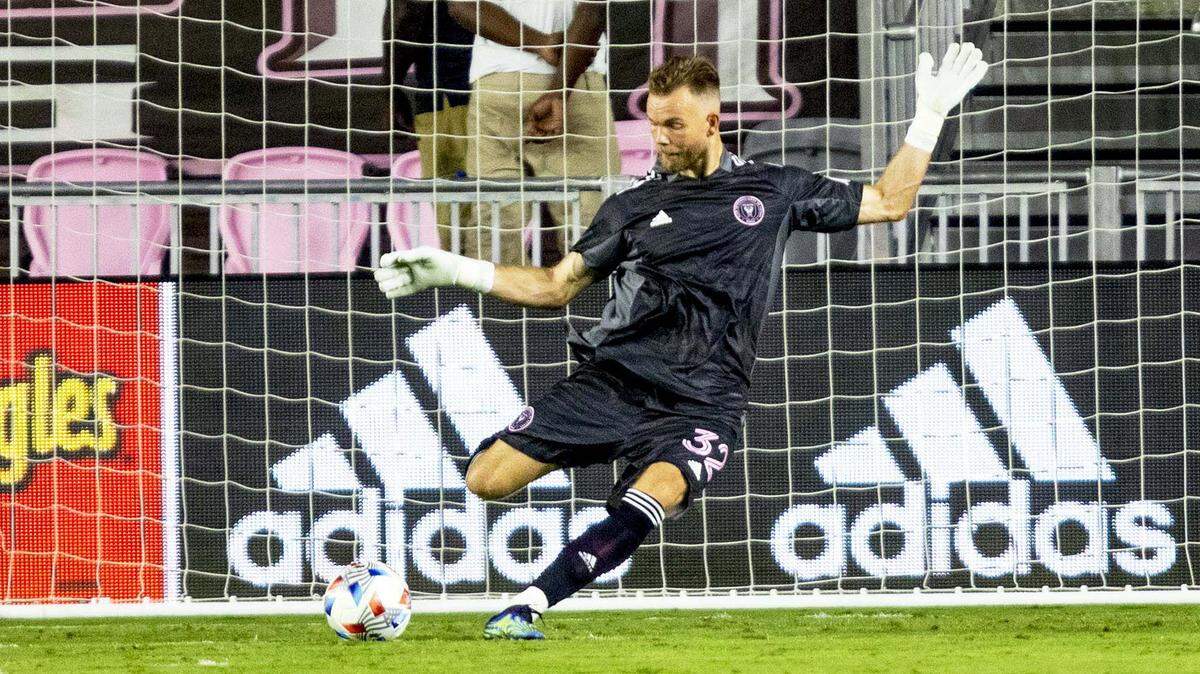 El portero del Inter Miami Nick Marsman despeja el balón durante un partido de la MLS contra el Toronto FC en el DRV PNK Stadium de Fort Lauderdale, Florida, el sábado 21 de agosto de 2021.