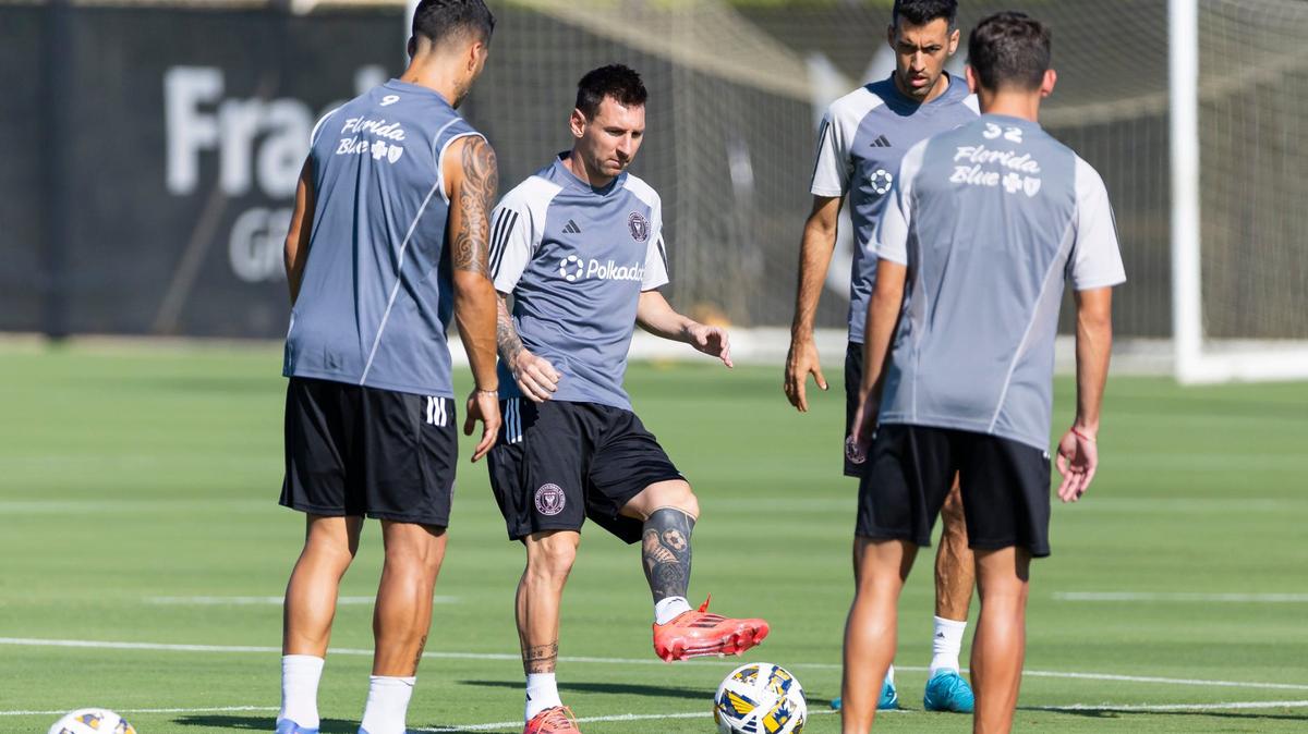 Lionel Messi (centro) junto a Luis Suárez (izq.), Noah Allen (der.) y Sergio Busquets pasa el balón durante el entrenamiento del Inter Miami este viernes 13 de septiembre de 2024 en el Florida Blue Training Center, en Fort Lauderdale, Florida.