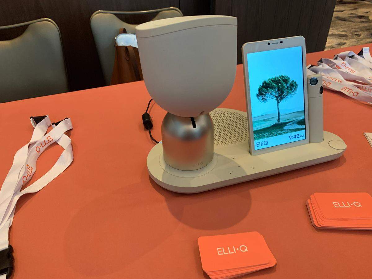 ElliQ, un robot dotado de inteligencia artificial y activado por voz destinado a ayudar a las personas mayores a combatir la soledad y ayudarlas a vivir de forma independiente en casa el mayor tiempo posible, se presentó durante la conferencia "New Face of Aging" el 26 de octubre de 2023 en Coral Gables.