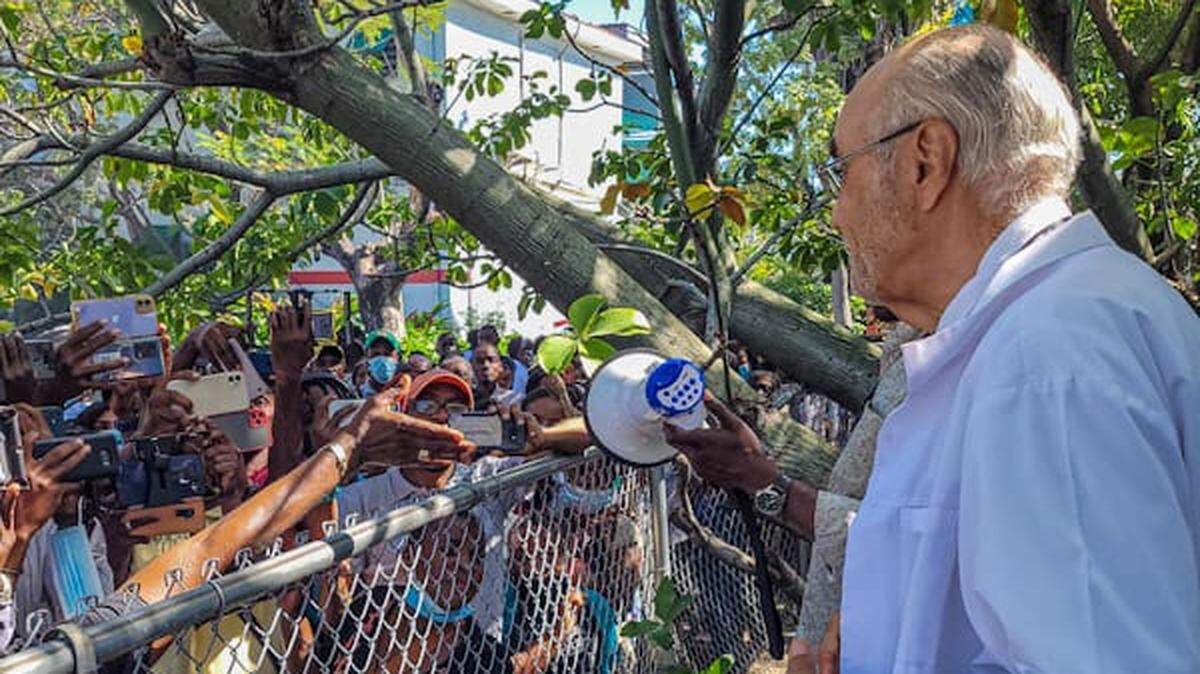 El Dr. Jean William "Bill" Pape, dirigiéndose a la multitud frente a su centro médico GHESKIO, en Puerto Príncipe, exigiendo la libertad de su hijo, Douglas Pape. El agrónomo de 33 años fue secuestrado el 28 de noviembre cerca de su finca de café, en las colinas de la capital haitiana.