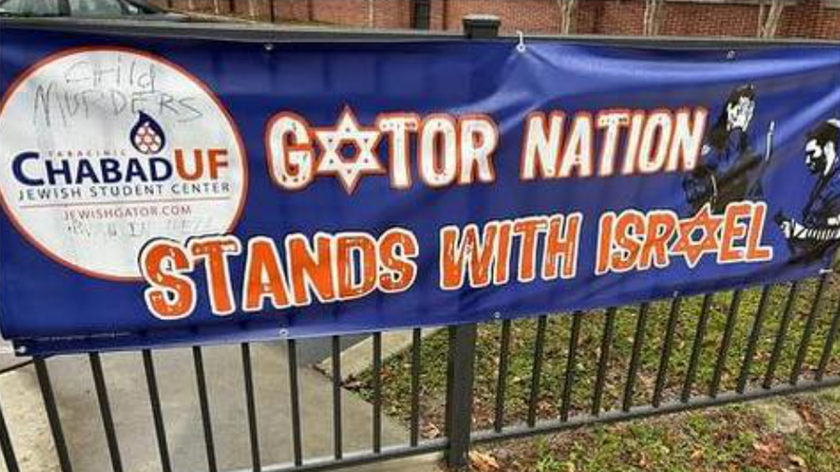 Una persona vandalizó una pancarta de apoyo a Israel en el exterior de Lubavitch Chabad Jewish Student & Community Center y de la Universidad de la Florida (UF) el viernes 24 de noviembre de 2023, dijo la organización. Rabbi Berl Goldman