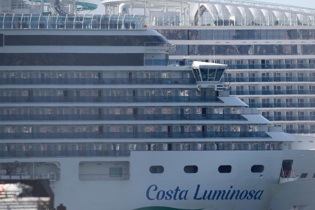 El barco de cruceros transatlánticos Costa Luminosa, donde ha habido varios casos de COVID-19 entre los pasajeros, atracado en el puerto de Marsella, en el sur de Francia en el jueves 19 de marzo de 2020.