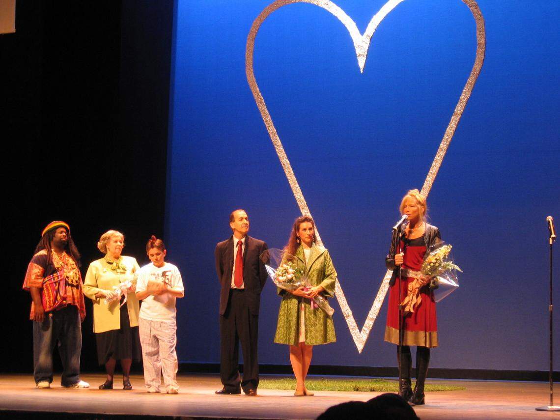 Carly Simon, right, shares the stage with members of the Miami cast of her family opera, “Romulus Hunt,” at the Gusman Center on May 17, 2008.