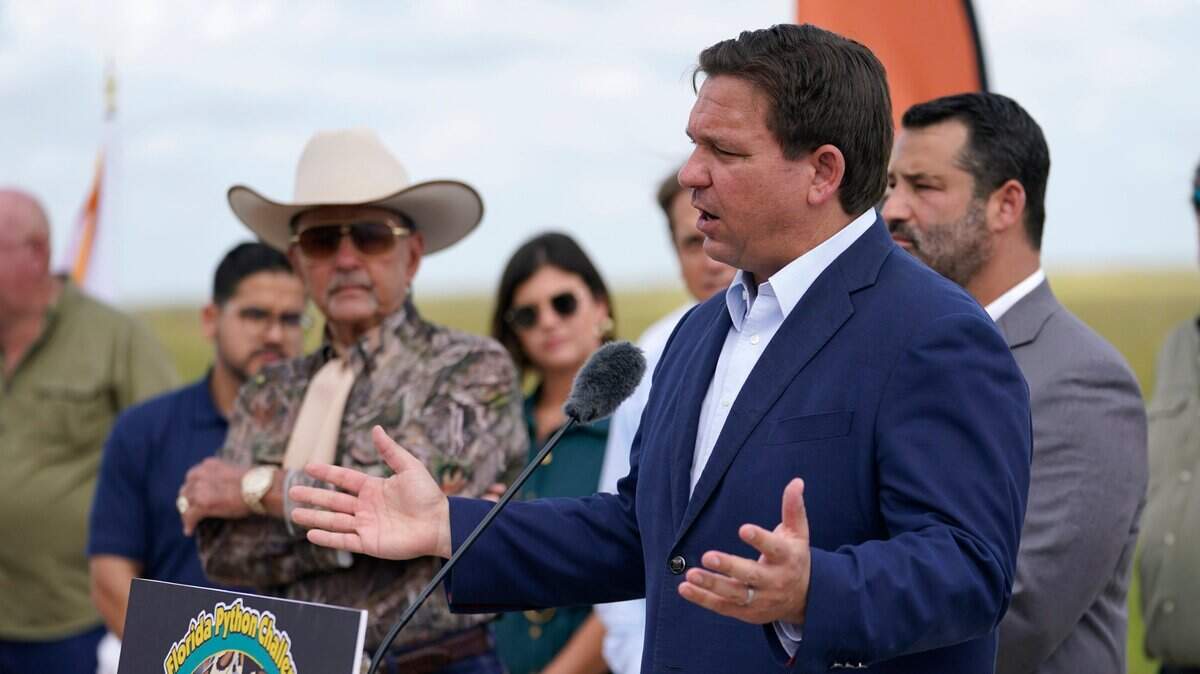 El gobernador de la Florida, Ron DeSantis, habla en un acto con los medios en el que anunció que se abrieron las inscripciones para el Florida Python Challenge 2022, un evento anual de 10 días que se celebrará del 5 al 14 de agosto, el jueves 16 de junio de 2022, en Miami.