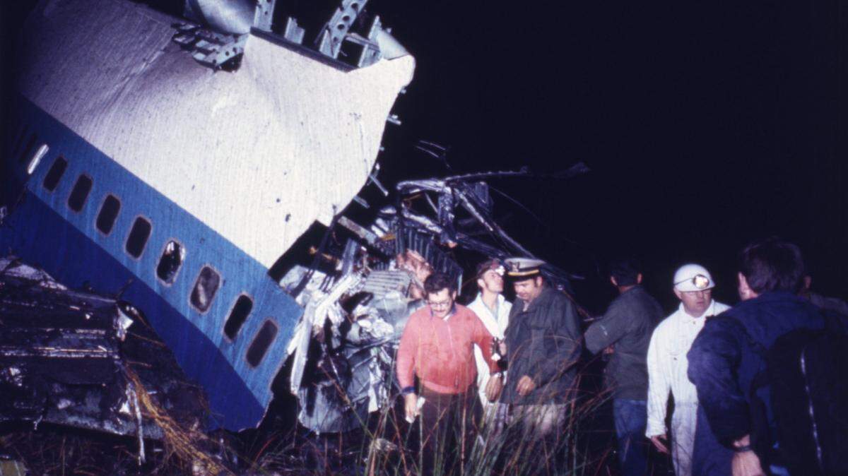Rescuers look for more Eastern 401 crash survivors near a section of TriStar’s fuselage in the Everglades.
