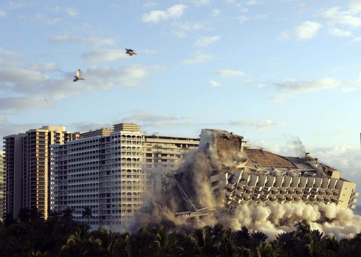 The implosion of the Sheraton Bal Harbor Hotel viewed from the top of the Bal Harbor Shops parking garage in 2007 . (4 of 17)