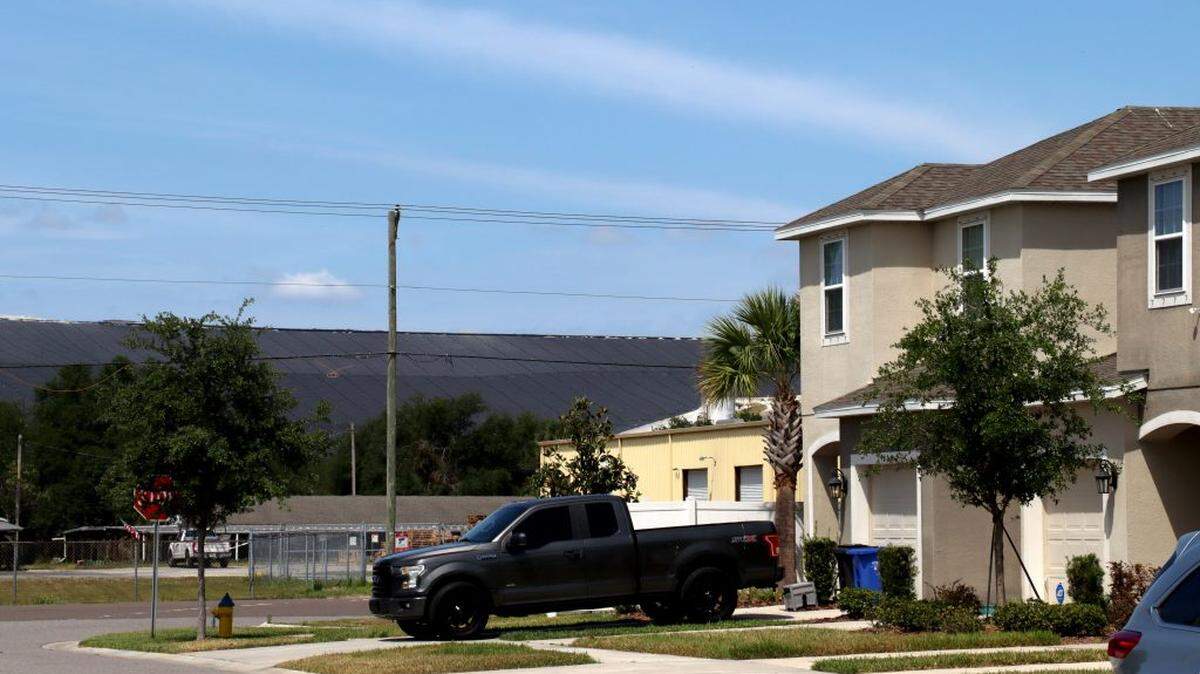 Una comunidad de casas adosadas de reciente construcción a unos cientos de pies de una montaña de fosfoyesos en Riverview, Florida, el viernes 14 de abril de 2023.