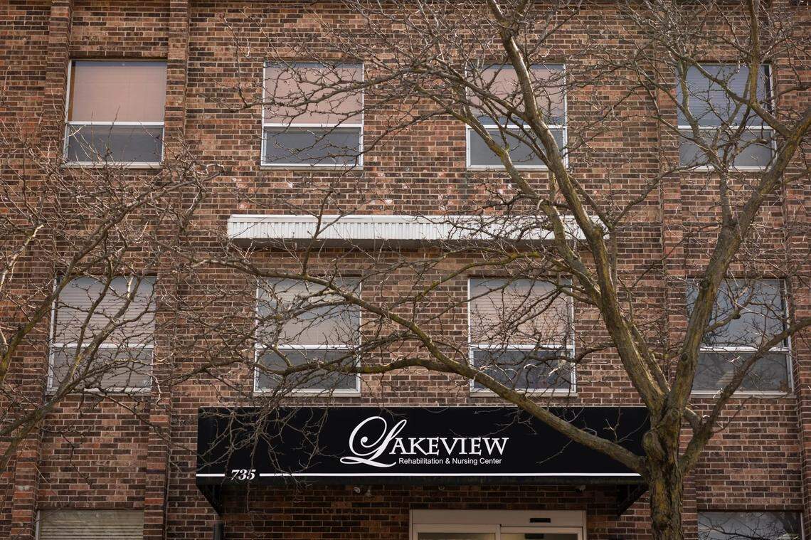 The owners and operators of Lakeview Rehabilitation and Nursing Center in Chicago also are directors of the real estate investment trust that owns the building, a securities filing shows.