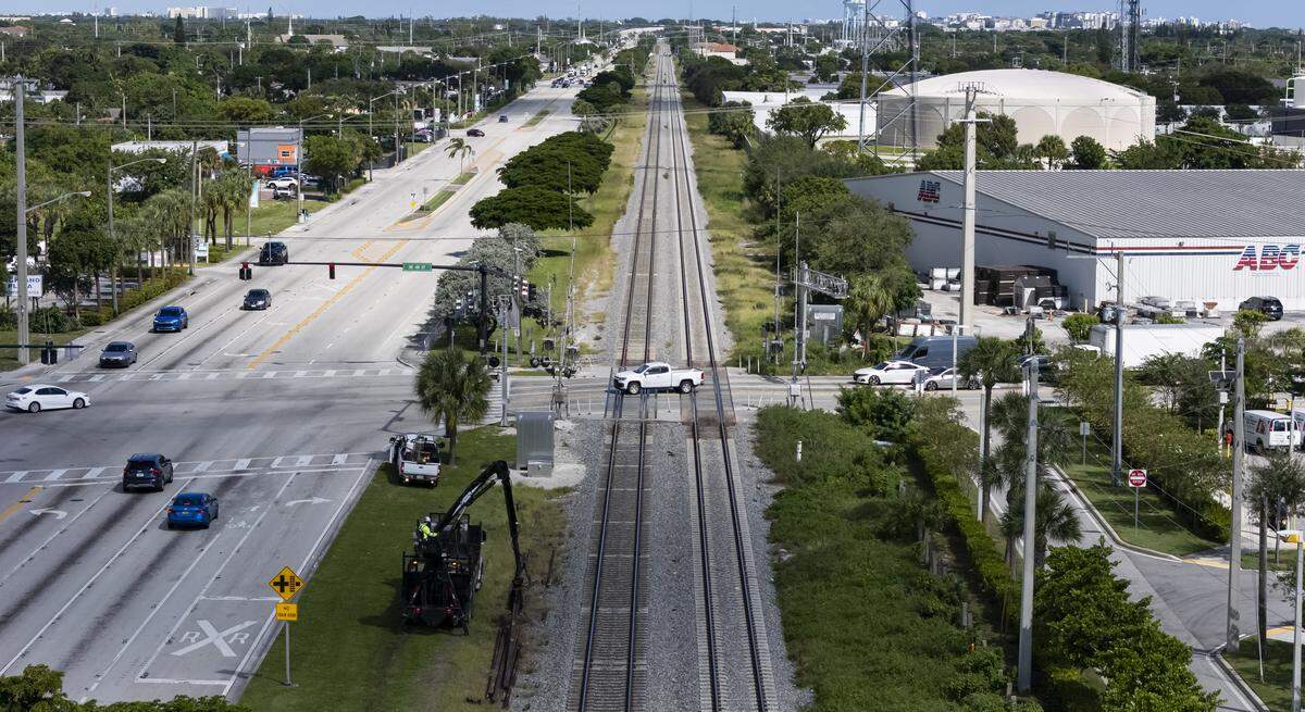 Cars travel over the Brightline train tracks near the intersection of Northeast 48th Street and North Dixie Highway on Wednesday, Oct. 22, 2025, in Pompano Beach, Fla.