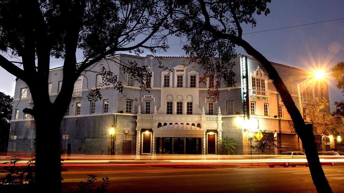 Coconut Grove Playhouse, un edificio histórico de 1927, lleva cerrado desde 2006.