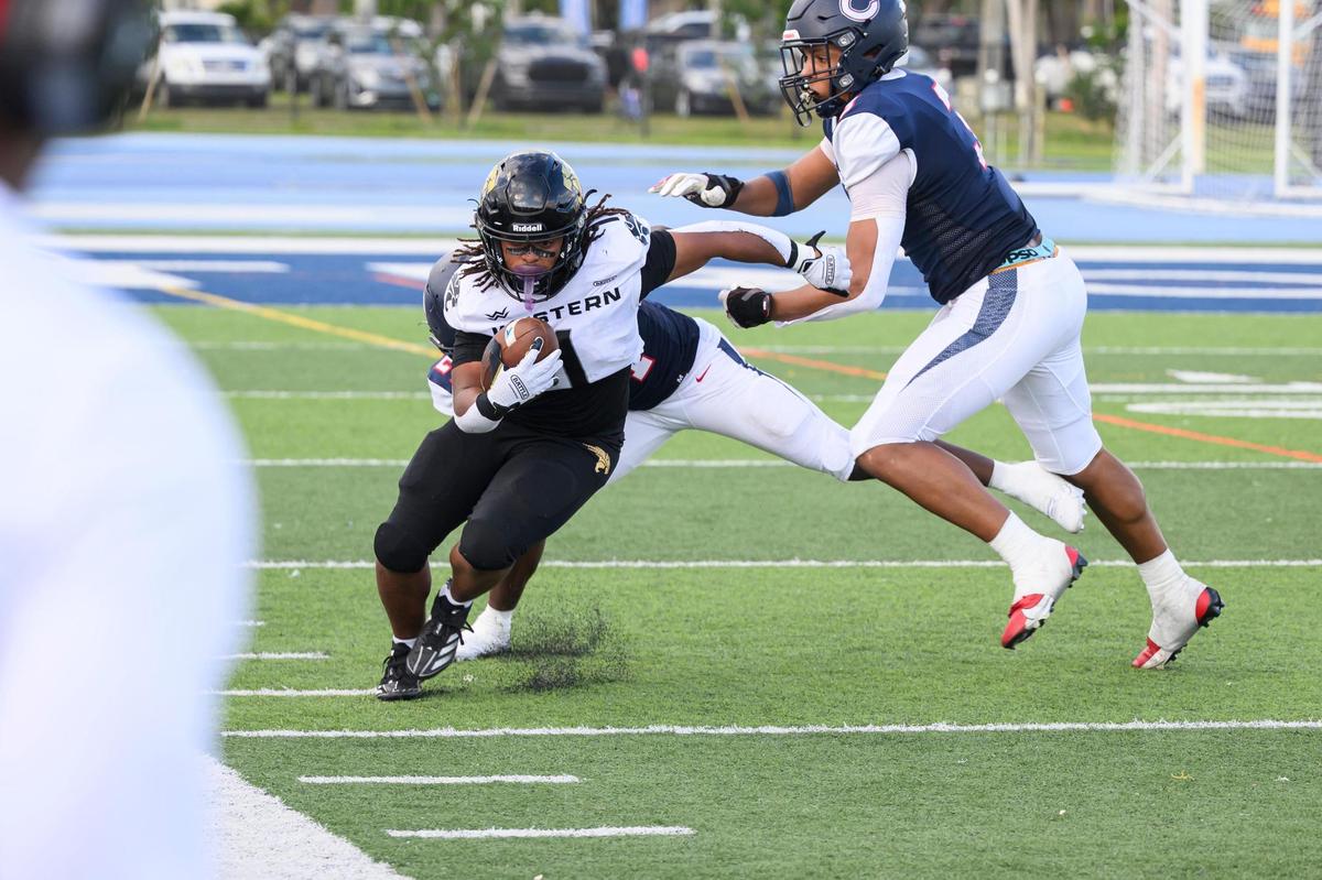 Western High School Runningback Robert Ortega (1) runs the ball during the game at Tropical Park on Friday, Nov. 29, 2024 in Miami, Fla. (Ruben Gonzalez/Miami Herald)