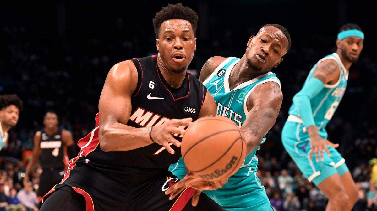 El armador del Heat Kyle Lowry (izq.) pugna por el balón con el escolta de los Hornets Terry Rozier, en el partido celebrado el 29 de enero de 2023 en el Spectrum Center de Charlotte, Carolina del Norte.