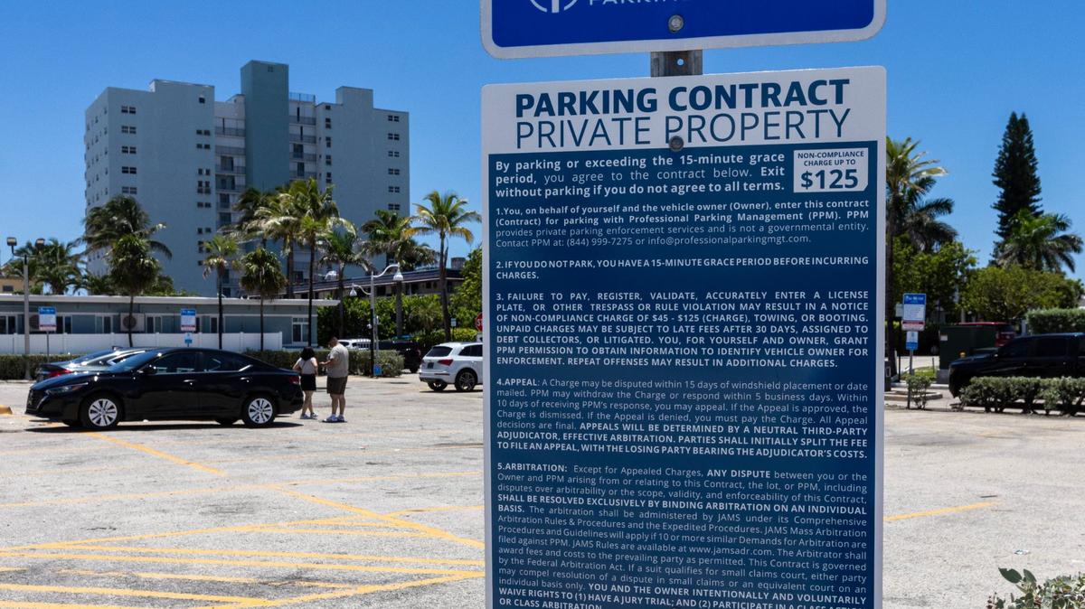 Un cartel en un estacionamiento privado propiedad de Asta Parking Inc. en 365 Taylor St., el jueves 18 de julio de 2024, en Hollywood, Florida.