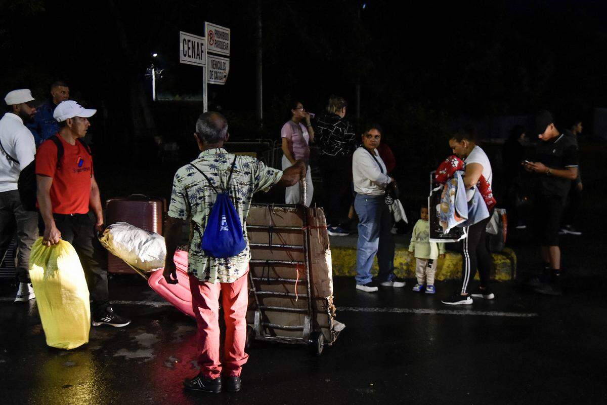 Venezuelans leaving their country gather before walking through the border crossing in Cucuta, Colombia, on January 3, 2026, after US forces had captured Venezuelan leader Nicolas Maduro after launching a "large scale strike" on the South American country.