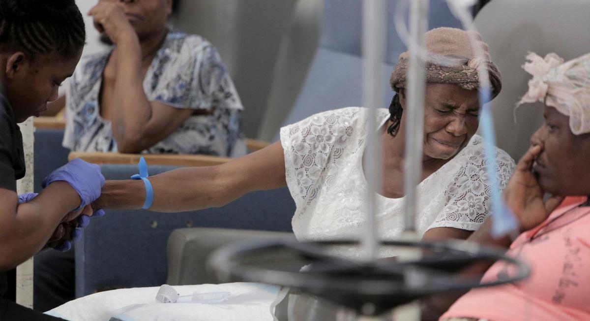 Feonia Licin, 51 ans, mère d’un fils de 9 ans, s’est fait enlever un sein en décembre. À ses côtés se trouve Paula Paul, 44 ans, a été diagnostiquée en avril d’un cancer du col de stade avancé.