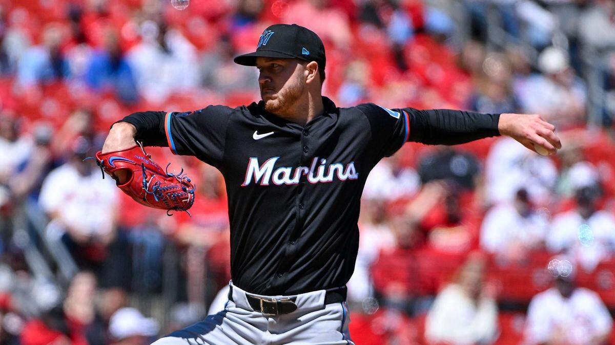 El abridor de los Marlins Trevor Rogers lanza contra los Cardenales, en el partido celebrado el 6 de abril de 2024 en San Luis. 