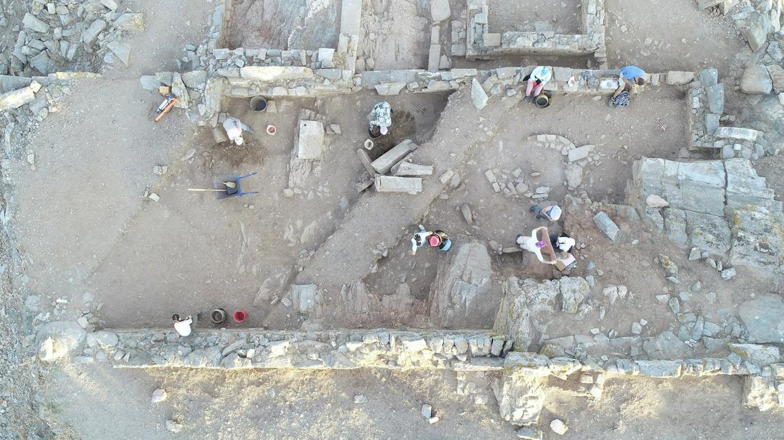 Archaeologists excavate building No. 3.