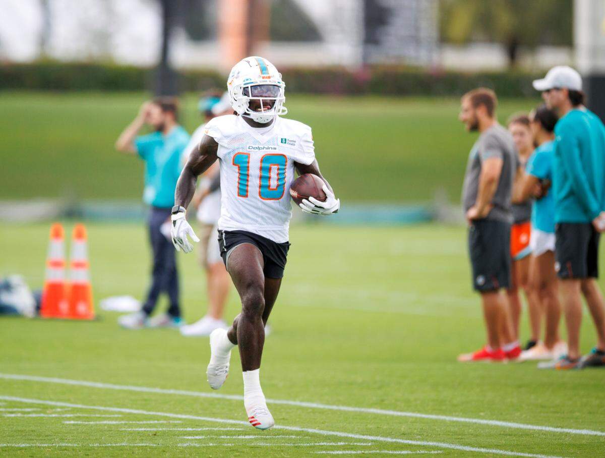 El wide receiver de los Dolphins, Tyreek Hill (10), corre con el balón este miércoles durante la primera práctica oficial de la temporada en el Baptist Health Training Complex, en Miami Garden, Florida.