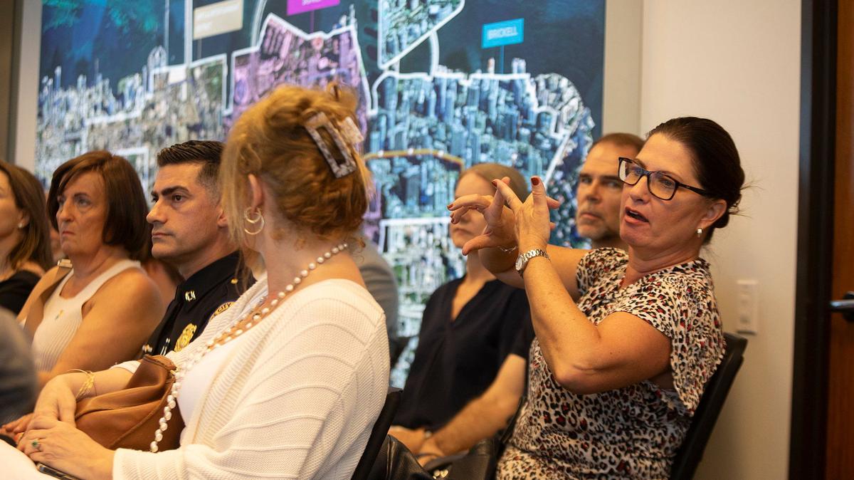 EL SABADO pasado, residentes y negociantes de downtown Miami durante una reunión donde protestaron planes para subir los impuestos.