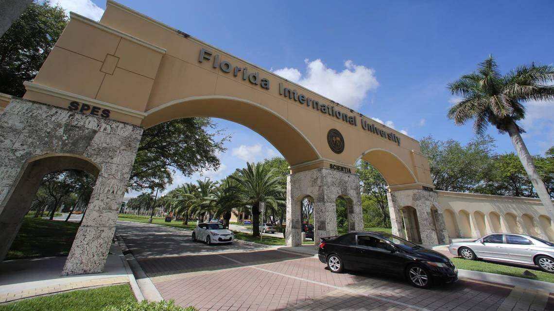 La entrada a la Universidad Internacional de Florida. FIU ofrece la mayor cantidad de exenciones de matrícula para residentes del estado de todas las universidades de Florida.