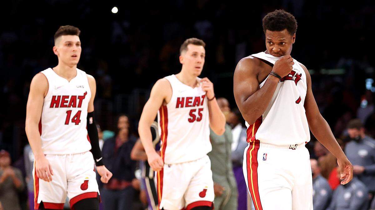 Kyle Lowry (der.), Tyler Herro (#14) y Duncan Robinson (#55) se marchan tras perder con el Heat en el partido ante los Lakers, celebrado el 10 de noviembre de 2021 en Los Angeles.