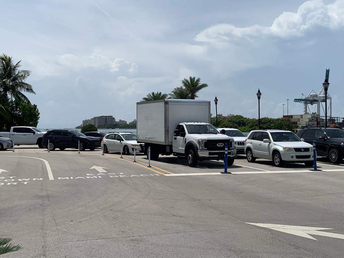 Vehículos esperan por el ferry de Fisher Island el domingo por la mañana después que una embarcación de estrellón contra el ferry el domingo temprano, provocando el cierre de PortMiami.