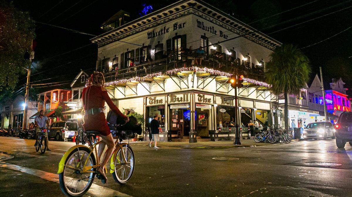 Una ciclista pasea en Cayo Hueso, Florida, el viernes 10 de diciembre de 2021.