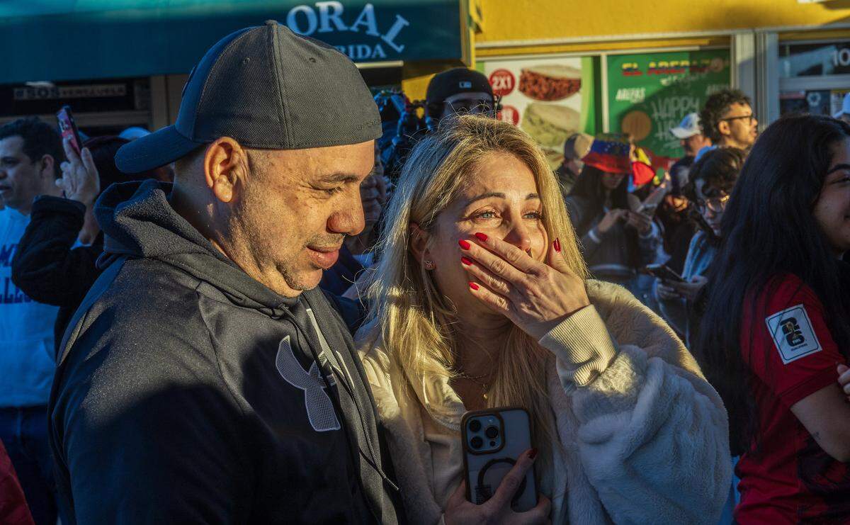 Esther Zalchendler y Giovanni Gamboa emocionados tras unirse a un grupo de exiliados venezolanos celebrando frente a El Arepazo en Doral, Florida, después de que Estados Unidos atacara Venezuela y capturara al líder venezolano Nicolás Maduro, el 3 de enero de 2026.