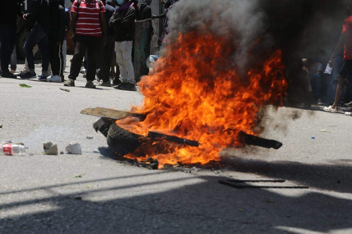 Fed up with surging gang violence, thousands of Haitians took to the streets of Port-au-Prince on Wednesday, April 2, 2025 to protest against armed gangs and demand the resignation of Haiti’s transitional authorities. The demonstration was one of the biggest in recent years.