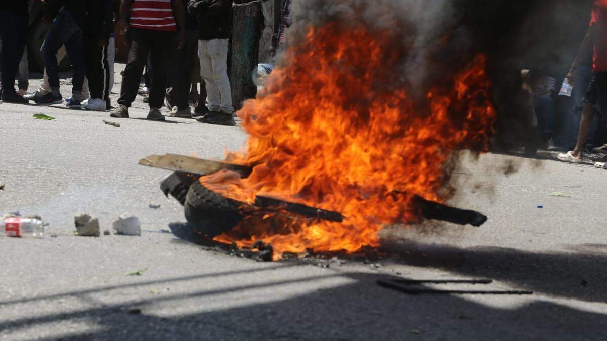 Fed up with surging gang violence, thousands of Haitians took to the streets of Port-au-Prince on Wednesday, April 2, 2025 to protest against armed gangs and demand the resignation of Haiti’s transitional authorities. The demonstration was one of the biggest in recent years.