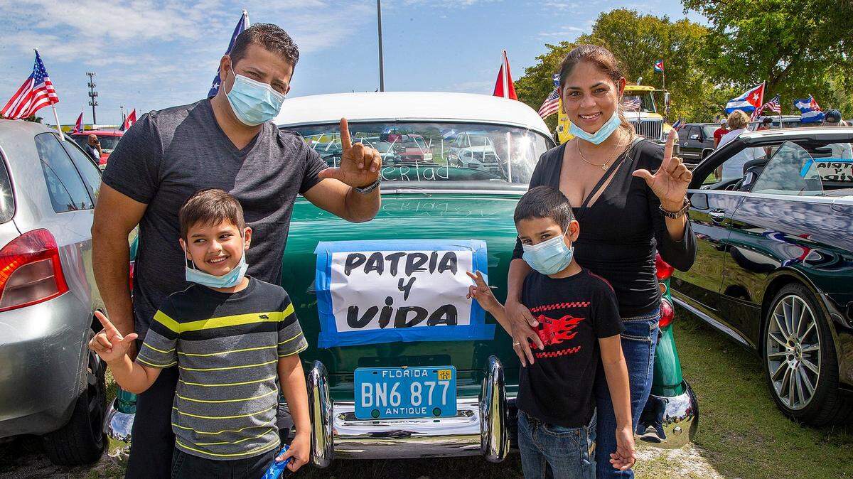 Jorge Luis Zequeira, sus hijos Jonathan y Jacob, y su esposa Yudelmis Perez alistaron su antiguo auto Buick y se unieron a la caravana en solidaridad con la canción “Patria y Vida”, organizada el sábado 6 de marzo de 2021 en Miami.
