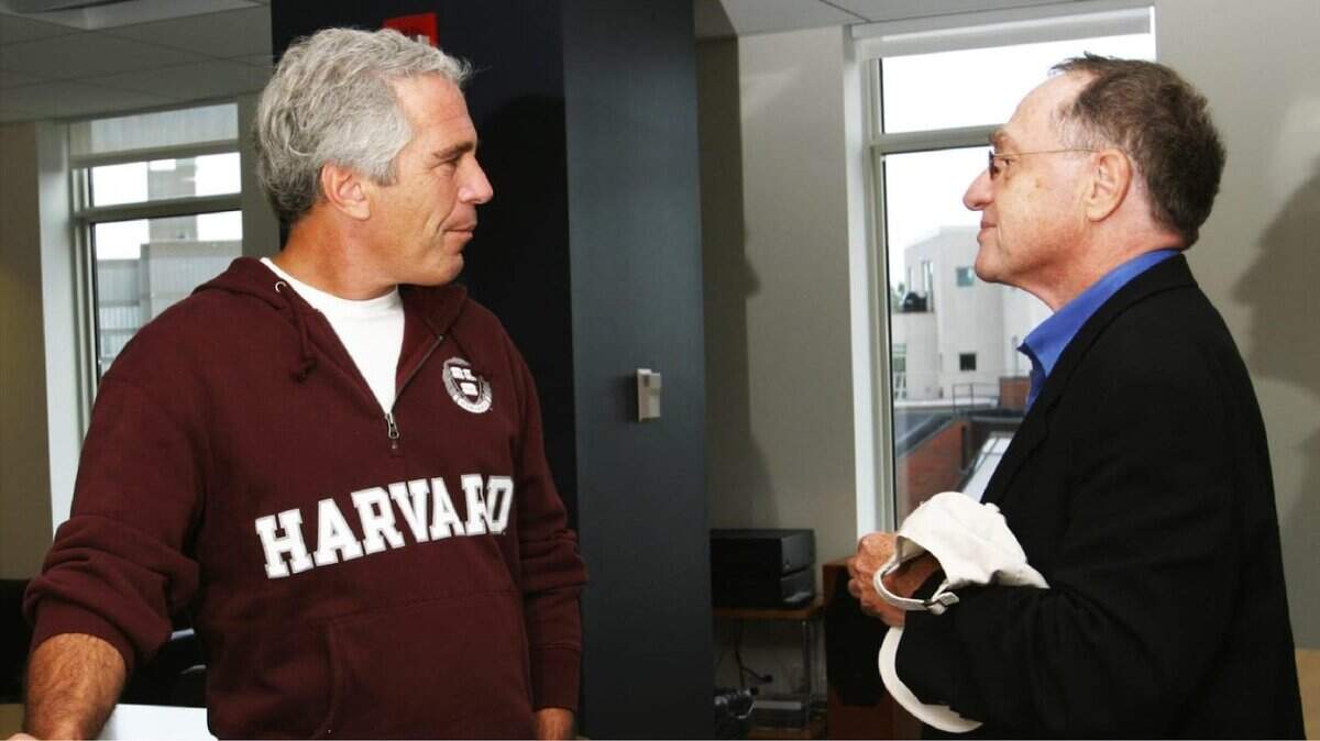 Una fotografía sin fecha de Jeffrey Epstein y su abogado defensor Alan Dershowitz, profesor emérito de la Facultad de Derecho de Harvard, difundida por los demócratas del Comité de Supervisión de la Cámara de Representantes el 12 de diciembre de 2025.